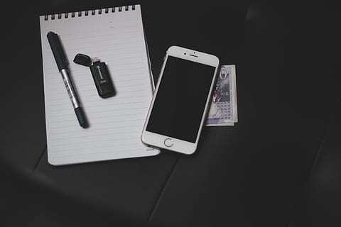 tech, Bemærk, undersøgelse, arbejde, lanse, iphone, transcendere, pendrive, æble, meddelelse, teknologi, smart telefon, trådløs teknologi, bærbar informationsenhed, mobiltelefon, forbindelse, bord, skærm, ingen mennesker, indendørs, stilleben, høj vinkel visning, telekommunikationsudstyr, enhed skærmen, pen, tæt på, papir, kopiere plads, touch screen, sort baggrund, 5K, CC0, offentligt domæne, royaltyfrie