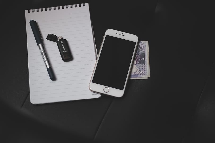 tech, Poznámka, studie, práce, kopí, iphone, překonat, pendrive, jablko, sdělení, technologie, chytrý telefon, bezdrátové technologie, přenosné informační zařízení, mobilní telefon, spojení, stůl, obrazovka, nikdo, uvnitř, stálý život, vysoký úhel pohledu, telekomunikační zařízení, obrazovky přístroje, pero, detail, papír, kopie prostor, Dotyková obrazovka, černé pozadí, 5K