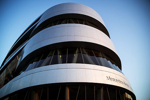 graue mercedes-benz struktur, Gebäude, Bürogebäude, die Architektur, Kurve, Glas, hoch schauen, Sonnenlicht, Reflexion, glühen, Blau, Gehäuse, Leuchtfeuer, Wohngebäude, Stadt, Hochhaus, Stadt, Dorf, städtisch, Kuppel, Innenstadt, Mercedes Benz, gebaute Struktur, Gebäudehülle, Flachwinkelansicht, Himmel, keine Leute, klarer Himmel, modern, Tag, Natur, Lagertank, Wasserturm - Lagertank, draußen, Bürogebäude außen, Zylinder, Industrie, 5K, CC0, gemeinfrei, lizenzfrei