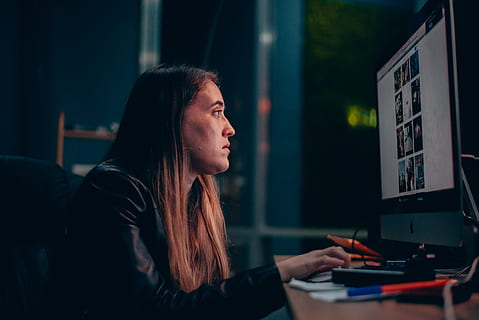 séance, femme, en utilisant, ordinateur, table, une personne, Vrais gens, regardant, vue de côté, La technologie, jeune adulte, la communication, moniteur d'ordinateur, femmes, à l'intérieur, équipement informatique, en utilisant l'ordinateur, bureau, jeune femme, lien, coiffure, clavier, 5K, CC0, domaine public, libre de droits