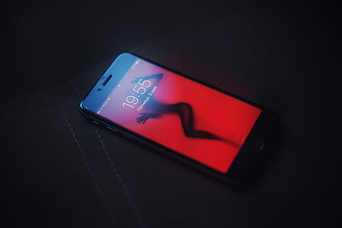 iPhone nach 2014, Telefon, iphone, Elektronik, Mobiltelefon, Handy, Computer, Sankt Petersburg, Russland, Tabelle, Smartphone, Startbildschirm, Technik, Technologie, Licht, dunkel, Apfel, minimal, 6s, dof, Kommunikation, Nahansicht, beleuchtet, Verbindung, rot, keine Leute, Zeichen, drinnen, Sicherheit, kabellose Technologie, westliche Schrift, Text, Symbol, Steuerung, Nacht-, Zugänglichkeit, Studioaufnahme, Bequemlichkeit, Druckknopf, 2K, CC0, gemeinfrei, lizenzfrei