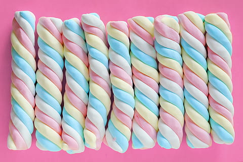 américain, Contexte, bonbons, candyroll, moelleux, fermer, coloré, confiserie, délicieux, dessert, graisse, saveur, duveteux, aliments, Gélatine, guimauve, roulé de guimauve, pastel, modèle, rose, Rouleaux, smores, collation, doux, sucre, sucré, multi couleur, prise de vue en studio, Nourriture et boisson, fond coloré, indulgence, grand groupe d'objets, aliments sucrés, mauvaise alimentation, à l'intérieur, variation, choix, couleur rose, tentation, personne, rayé, fond bleu, 4K, CC0, domaine public, libre de droits