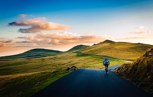 posterior, ver, hombre, carretera de montaña, cielo, aventuras, bicicleta, nube, nubes, país, ciclismo, ciclista, amanecer, luz, noche, aptitud, hierba, pradera, hdr, caminata, paisaje, ocio, montañas, naturaleza, recreación, jinete, la carretera, escénico, puesta de sol, transporte, Valle, agua, nube - cielo, belleza en la naturaleza, paisajes - naturaleza, una persona, ambiente, montaña, actividad de ocio, vista trasera, escena no urbana, el camino a seguir, dirección, gente real, estilos de vida, al aire libre, equitación, 1080P, CC0, dominio público, libre de derechos