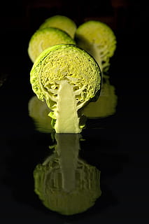 repollo, estudio, reflexión, fotografía, reflejo, planta, comida, comida y bebida, frescura, color verde, foto de estudio, adentro, de cerca, alimentación saludable, fondo negro, nadie, bienestar, naturaleza muerta, vegetal, mesa, Fruta, amarillo, separar, sección transversal, solo objeto, 4K, CC0, dominio público, libre de derechos