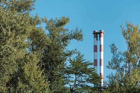 zelené stromy, strom, rostlina, švýcarsko, ruština, barrage de verbois, vodárenská věž, továrna, budova, vegetace, keř, architektura, venku, věž, kontrolní věž, jedle, abies, jehličnatý strom, průmyslový, průmysl, Výroba, den, nebe, Příroda, růst, modrý, nízký úhel pohledu, nikdo, čisté nebe, slunečního světla, stavba, pruhovaný, Červené, slunný, znečištění, 5K, CC0, veřejná doména, bez autorských práv
