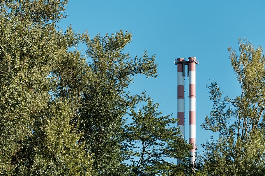 zelené stromy, strom, rostlina, švýcarsko, ruština, barrage de verbois, vodárenská věž, továrna, budova, vegetace, keř, architektura, venku, věž, kontrolní věž, jedle, abies, jehličnatý strom, průmyslový, průmysl, Výroba, den, nebe, Příroda, růst, modrý, nízký úhel pohledu, nikdo, čisté nebe, slunečního světla, stavba, pruhovaný, Červené, slunný, znečištění, 5K