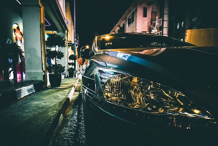 Singapore, modo di trasporto, mezzi di trasporto, notte, città, veicolo a motore, auto, architettura, strada, veicolo terrestre, struttura costruita, esterno dell'edificio, illuminato, Taxi, persone accessorie, vita di città, via della città, viaggio, bagnato, taxi giallo, pioggia, 4K