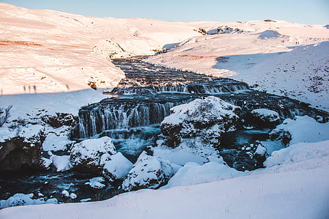 flod, snefelt visning, skyer, kold, dagslys, falls, frost, frost-, Frosset, høj, is, island, landskab, bjerge, natur, udendørs, klipper, naturskøn, himmel, sne, sneklædte, vand, vandfald, vinter, kold temperatur, miljø, scenics - natur, skønhed i naturen, bjerg, rock-objekt, ingen mennesker, solid, klippe, rolig scene, rejsemål, snedækket bjerg, jord, bjergtop, 5K, CC0, offentligt domæne, royaltyfrie
