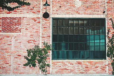 braun, rot, Beton, Backsteinbau, Ziegel, Industrie, Wand, Gebäudehülle, gebaute Struktur, die Architektur, Fenster, Gebäude, Backstein, Ziegelwand, Pflanze, Tag, keine Leute, Wandbau - Funktion, Wohngegend, draußen, Haus, alt, Flachwinkelansicht, Baum, Vollbild, Fensterrahmen, 1080P, CC0, gemeinfrei, lizenzfrei