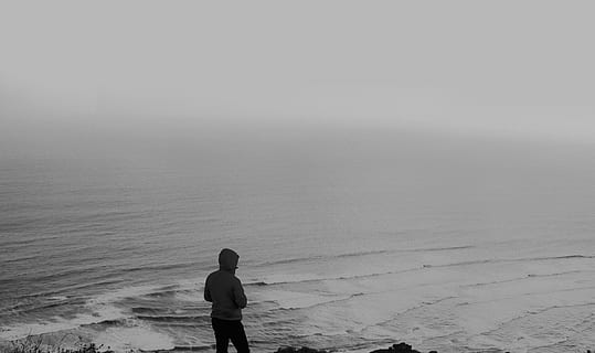 humà, jaqueta, eiger, descobrir, oceà, explorar, home, visita, gent, blanc i negre, mar, terra, una persona, aigua, vista del darrere, persones reals, platja, estils de vida, de peu, activitat d'oci, bellesa a la natura, homes, escenics - natura, naturalesa, tranquil·litat, tres quarts de longitud, dia, escena tranquil·la, a l'aire lliure, horitzó sobre l’aigua, mirant la vista, 4K, CC0, domini públic, lliure de regalies