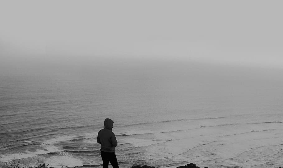 humà, jaqueta, eiger, descobrir, oceà, explorar, home, visita, gent, blanc i negre, mar, terra, una persona, aigua, vista del darrere, persones reals, platja, estils de vida, de peu, activitat d'oci, bellesa a la natura, homes, escenics - natura, naturalesa, tranquil·litat, tres quarts de longitud, dia, escena tranquil·la, a l'aire lliure, horitzó sobre l’aigua, mirant la vista, 4K