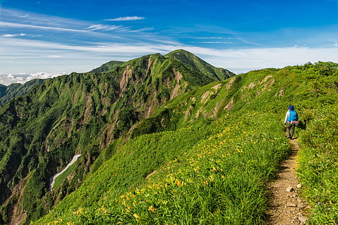trekking, human, aktivitet, gys, sport, bjerg, bjergrige, natur, landskab, skønhed i naturen, scenics - natur, grøn farve, bagfra, rolig scene, plante, fritidsaktivitet, rigtige mennesker, ro, ikke-urbane scene, himmel, gå, en person, vandring, livsstil, miljø, græs, bjergkæde, udendørs, sti, 5K, CC0, offentligt domæne, royaltyfrie
