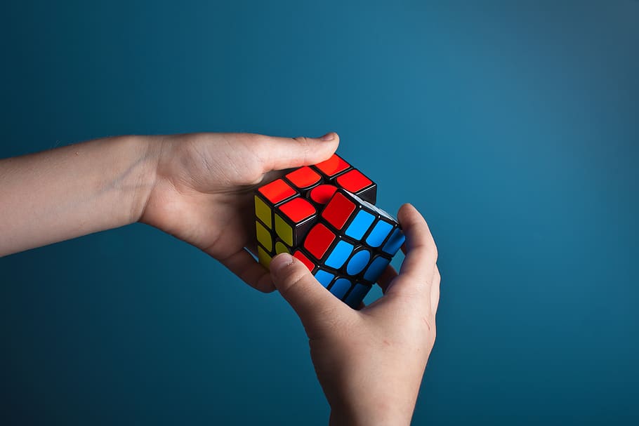 persona, jugant, cub màgic, noruega, bergen, dit, cadell vermell, vermell, mans, el cub de Rubik, patró, cub, rubik vermell, blau, rubik, quadrat, solució, desafiament, resolució, intel·ligent, trencaclosques, problema, mà humana, mà, part del cos humà, celebració, fons de colors, una persona, tir de l'estudi, fons blau, primer pla, a l'interior, part del cos, negocis, salut i medicina, medicina, còpia espai, oportunitat, tallar, extremitat humana, 4K