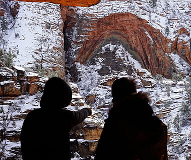 dwa, osoby, wskazywanie, Góra, Natura, na dworze, osoba, człowiek, zimowy, mesa, śnieg, Syjon, redrocks, lód, archeologia, łupek, przygoda, zajęcia rekreacyjne, jodła, drzewo, roślina, abies, Klif, zimna temperatura, prawdziwi ludzie, spędzania wolnego czasu, dwoje ludzi, widok z tyłu, dzień, piękno natury, mężczyźni, ludzie, styl życia, kobiety, scena pozamiejska, na stojąco, scenics - natura, dorosły, ciepłe ubranie, 4K, CC0, domena publiczna, darmowe zdjęcia