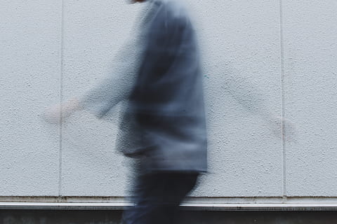 immagine persistente, movimento sfocato, architettura, a piedi, una persona, movimento, persona irriconoscibile, struttura costruita, caratteristica della parete, ombra, sezione bassa, parte del corpo umano, uomini, parte del corpo, giorno, città, all'aperto, stili di vita, adulto, esterno dell'edificio, arto umano, calcestruzzo, 5K, CC0, dominio pubblico, privo di copyright