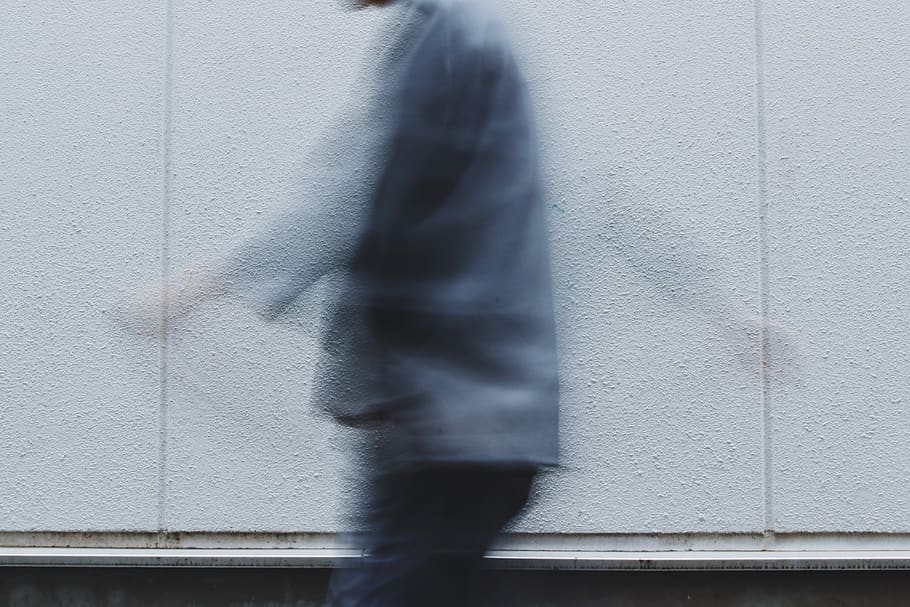 immagine persistente, movimento sfocato, architettura, a piedi, una persona, movimento, persona irriconoscibile, struttura costruita, caratteristica della parete, ombra, sezione bassa, parte del corpo umano, uomini, parte del corpo, giorno, città, all'aperto, stili di vita, adulto, esterno dell'edificio, arto umano, calcestruzzo, 5K