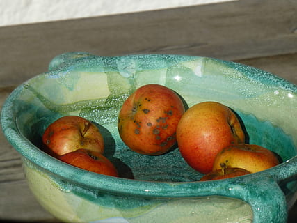 Apfel, Obst, Schale, Keramik, Lebensmittel, Essen und Trinken, Frische, gesundes Essen, Wohlbefinden, keine Leute, Nahansicht, Stillleben, Container, drinnen, Tabelle, High Angle View, Gemüse, Fokus auf den Vordergrund, orange Farbe, Schüssel, Tag, rot, Gruppe von Objekten, 4K, CC0, gemeinfrei, lizenzfrei