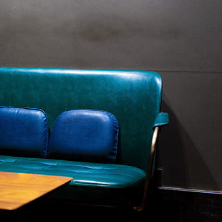 leeres Ledersofa, Couch, Möbel, Innenarchitektur, drinnen, Polster, Stuhl, Zimmer, Wohnzimmer, Wartezimmer, Sessel, LCD Bildschirm, Bildschirm, Monitor, Elektronik, Anzeige, Kissen, Transport, Personenkraftwagen, Fahrzeug, Wohnkultur, Sitz, Abwesenheit, leeren, Blau, keine Leute, Wohnraum, Wandbau - Funktion, Entspannung, grüne Farbe, gemütlich, Sofa, in einer Reihe, Wohngebäude, Stillleben, Nahansicht, türkisfarben, Luxus, sauber, 4K, CC0, gemeinfrei, lizenzfrei