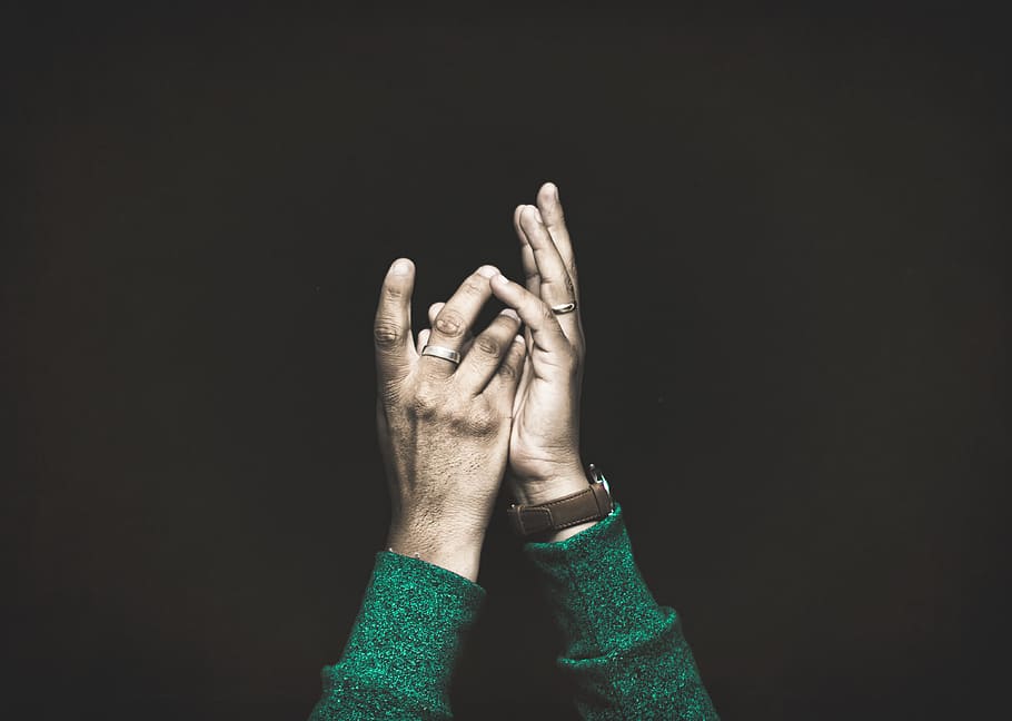 menschliche Hände, Hände, Armbanduhr, menschliche Hand, menschliches Körperteil, Hand, eine Person, Körperteil, drinnen, Studioaufnahme, persönliche Perspektive, kopieren sie platz, schwarzer Hintergrund, menschlicher Finger, Finger, Nahansicht, echte Menschen, Lebensstile, Männer, Gestikulieren, nicht erkennbare Person, Kommunikation, Aggression, menschliches Glied, verdecktes Gesicht, 4K