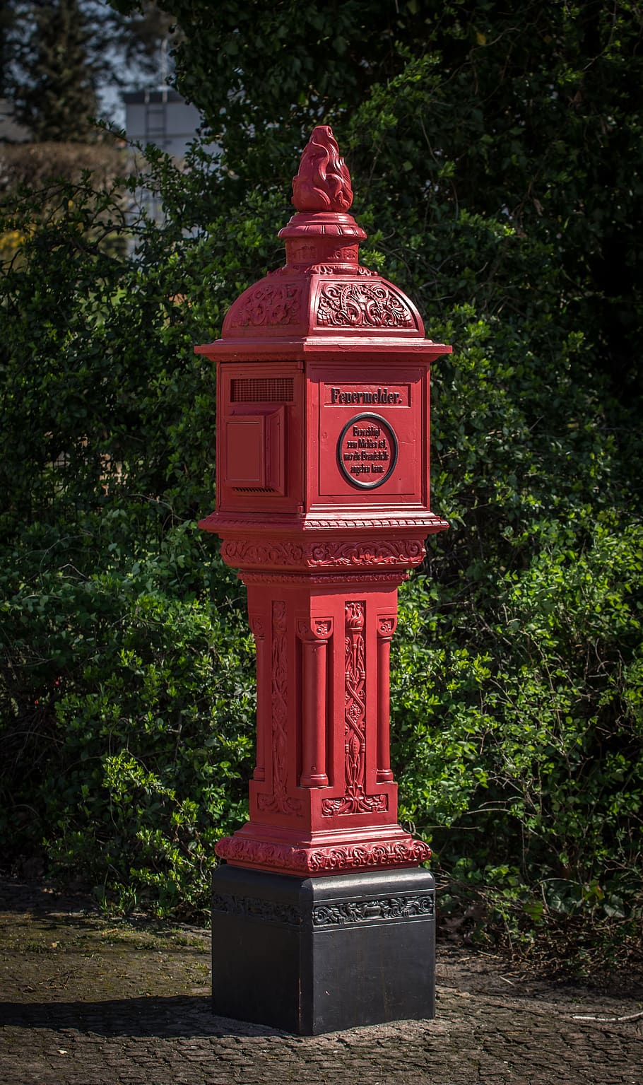 detector d’incendis, vermell, foc, emergència, alarma, lluita contra incendis, seguretat, Berlín, Alemanya, vell, històricament, llocs d'interès, disseny, planta, arbre, naturalesa, arquitectura, cap gent, dia, estructura construïda, creixement, a l'aire lliure, correu electrònic, color verd, comunicació, bústia, parc, parc - l'home va fer espai, exterior de l'edifici, text, 5K