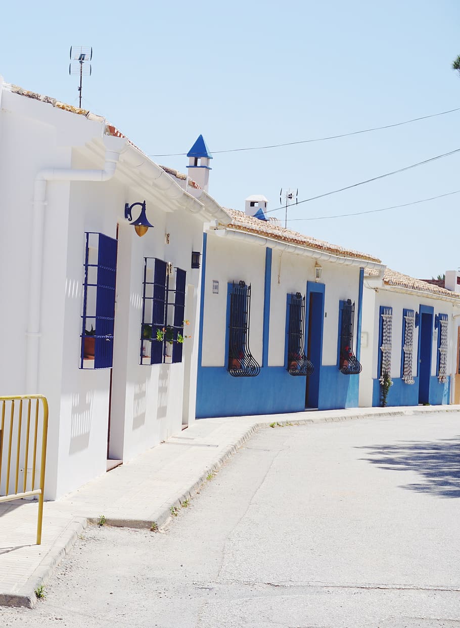 Spanien, Denia, bygning udvendig, arkitektur, bygget struktur, bygning, himmel, natur, dag, hus, sollys, by, boligområde, skyfri himmel, ingen mennesker, kabel, vej, gade, blå, vindue, sti, transportmidler, udendørs, gyde, 4K