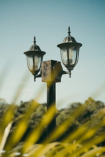 negru lampă, stâlp de felinar, lampă, abajur, epocă, post, cer, Blur în prim plan, două lămpi într-un post, felinar, corp de iluminat, Cowbell, acoperiş, instrument muzical, lăută, lactat, paranteză, balustradă, ușoară, siluetă, tigla acoperișului, echipamente de iluminat, cer senin, nici o persoana, natură, a închide, lumina stradală, zi, stradă, metal, selectiv, plantă, teren, galben, în aer liber, să se concentreze asupra primelor elemente, lampă electrică, vedere unghiulară joasă, sticlă - material, 4K, CC0, domeniu public, fără drepturi de autor