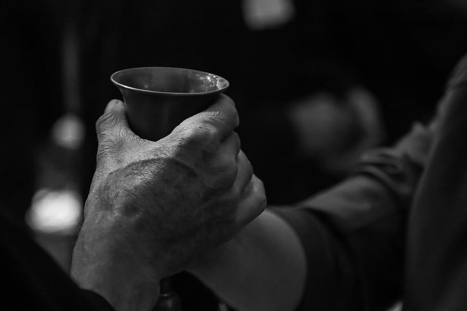 vinya, Pasqua, crucifixió, jesús, cristià, protestant, adoració, religió, Sant sopar últim, mà, beure, tassa, mà humana, refresc, celebració, primer pla, una persona, part del cos humà, persones reals, adult, menjar i beguda, centrar-se en primer pla, beguda calenta, estils de vida, homes, a l'interior, te, extremitat humana, begudes sense alcohol, tassa de te, 5K