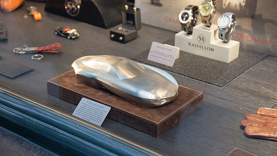 elektronik, mus, computer, hardware, armbåndsur, legetøj, keramik, træ, møbel, sofa, diamant, tilbehør, ædelsten, smykker, porcelæn, kunst, bordplade, figur, krydsfiner, bord, indendørs, træ - materiale, teknologi, ingen mennesker, høj vinkel visning, stilleben, antik, udstyr, menneskeskabt objekt, metal, manden lavet, dag, håndværk, værksted, forbindelse, tæt på, 5K, CC0, offentligt domæne, royaltyfrie