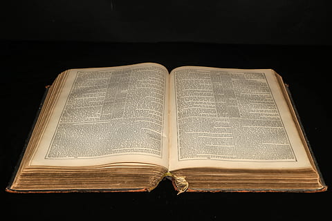 offenes Buch, Buch, Tagebuch, Text, Neuseeland, Warkworth, öffnen, Buchseite, Bibel, alte Schule, Vintage Buches, alt, Schreiben, altes Buch, lesen, scrollen, Veröffentlichung, Religion, Glauben, Spiritualität, drinnen, Seite, Bildung, High Angle View, schwarzer Hintergrund, Stillleben, keine Leute, Nahansicht, Weisheit, Literatur, Tabelle, gebundenes Buch, 5K, CC0, gemeinfrei, lizenzfrei