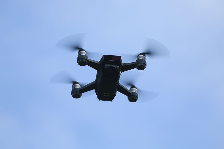 drone, dangus, skraidantis, žemas kampo vaizdas, nėra žmonių, judėjimas, pobūdį, dieną, lauke, neryškus judėjimas, technologijos, vidurio oro, kopijavimo vietos, transportavimas, mėlyna, juoda spalva, transporto būdas, kontrolė, priežiūros, švarus dangus, Iškirpti, tiesiogiai žemiau, 5K