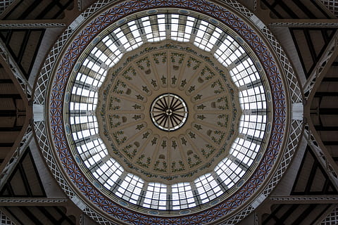 Gebäude, die Architektur, Turm, Glockenturm, Fenster, Spanien, Valencia, Dachfenster, Zentralmarkt von Valencia, Markt, Detail, Glas, kreisförmig, Design, zentral, Decke, Apsis, Kuppel, Gehäuse, Gewölbedecke, gebaute Struktur, Muster, Geometrische Figur, drinnen, Kreis, gestalten, keine Leute, Flachwinkelansicht, direkt darunter, Tag, architektonisches Merkmal, Reiseziele, Kunst und Handwerk, aufwendig, Architektur und Kunst, Wandgemälde, 5K, CC0, gemeinfrei, lizenzfrei