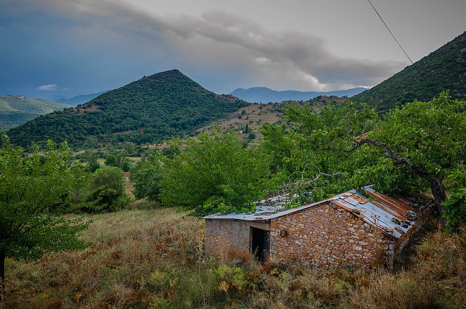 Grècia, pefko, muntanya, núvol - cel, cel, planta, arquitectura, escenics - natura, bellesa a la natura, estructura construïda, terra, arbre, exterior de l'edifici, naturalesa, paisatge, medi ambient, escena tranquil·la, tranquil·litat, edifici, cap gent, escena no urbana, casa, a l'aire lliure, 2K