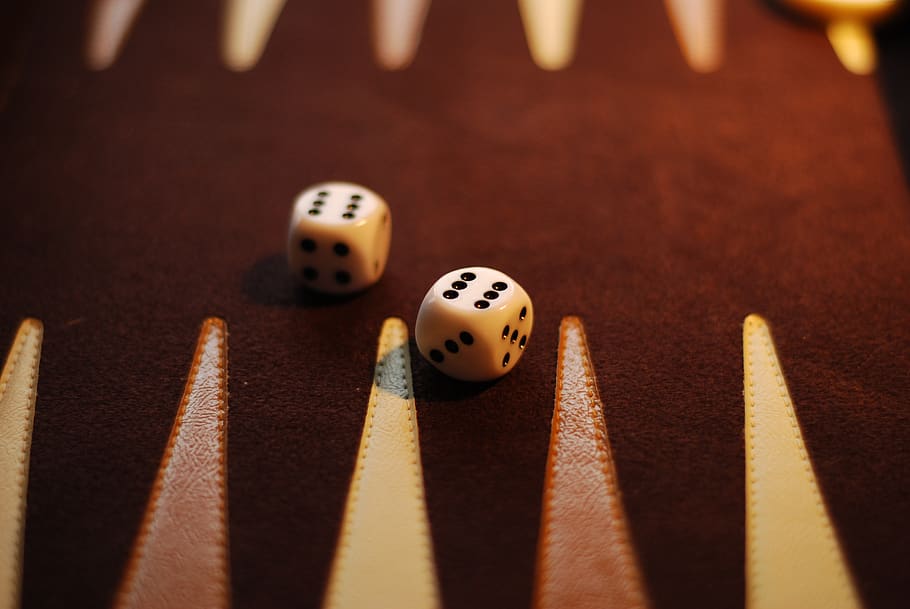 tauler de backgammon, daus, sixes, joc, guanyar, jugar, oci, oportunitat, números, jocs d’oci, cultura i entreteniment artístic, activitat d'oci, relaxació, primer pla, nombre, sort, esport, a l'interior, cap gent, material de fusta, enfocament selectiu, tacat, taula, joc de taula, grup d'objectes, vida nocturna, 4K