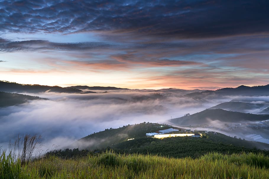 Grün, Grasfeld Fotografie, Hintergrund, hinterleuchtet, Wolken, Wolkengebilde, Dämmerung, Tageslicht, dramatisch, Abend, Nebel, nebelig, Gras, Landschaft, Licht, Berge, Natur, draußen, szenisch, Himmel, Sommer-, Sonnenuntergang, Reise, Tapete, wolke - himmel, Szenen - Natur, Umgebung, Schönheit in der Natur, Berg, ruhige Szene, Pflanze, Land, Ruhe, keine Leute, Wasser, Nicht-städtische Szene, Morgen, Gebirge, Sonne, 8K