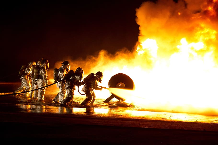 pompiere, formazione, vivere, fuoco, controllata, protezione, Pericolo, attrezzatura, tubo flessibile, casco, spray, ugello, lavoro, pratica, sicurezza, servizio, aereo, notte, aviazione, fiamma, ardente, fuoco - fenomeno naturale, concorrenza, calore - temperatura, gruppo di persone, comunicazione, movimento, sport, natura, mezzi di trasporto, segnale di pericolo, persone, adulto, cartello, giovane adulto, velocità, arma, aggressione, 2K