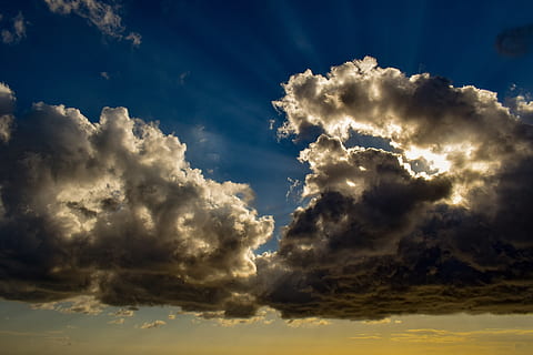 nubes, cúmulo, naturaleza, paisaje de nubes, clima, cielo, ambiente, aire, meteorología, cielo azul nubes, nublado, atmósfera, brillante, oscuro, dramático, luz del sol, rayo de sol, tarde, nube - cielo, belleza en la naturaleza, paisajes - naturaleza, vista de ángulo bajo, tranquilidad, al aire libre, nadie, día, puesta de sol, escena tranquila, idílico, cielo dramático, tormenta, poder en la naturaleza, transmisión, 5K, CC0, dominio público, libre de derechos