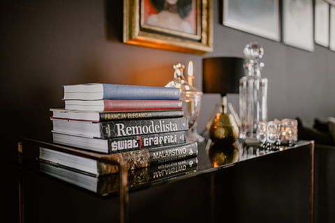 licorera, velas, pintura, pared, interior, casa, revistas, esenciales, libros, decoración, decoraciones, elegante, calentar, adentro, glamour, acogedor, elegancia, publicación, libro, apilar, nadie, interior de la casa, cuarto doméstico, mesa, mueble, estante, gran grupo de objetos, educación, estilos de vida, sala, enfoque selectivo, antiguo, ausencia, estante para libros, grupo de objetos, 5K, CC0, dominio público, libre de derechos
