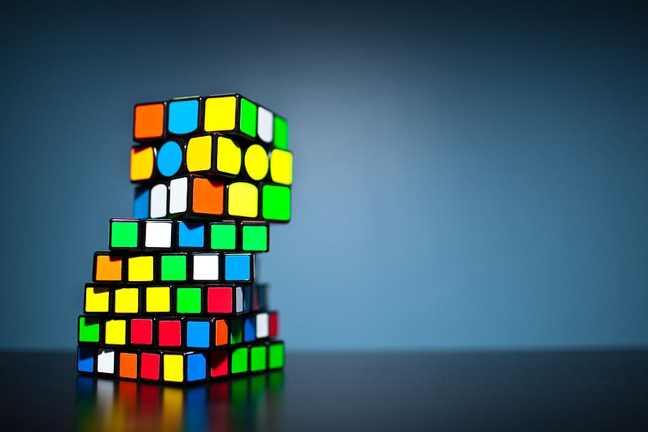 cub de rubik de diversos colors, multicolor, tir de l'estudi, a l'interior, fons de colors, còpia espai, pila, tecnologia, fons blau, primer pla, gran grup d'objectes, cap gent, dades, blau, fons gris, il·luminat, forma de cub, gris, bloc de joguines, joguina, natura morta, compost digital, 5K