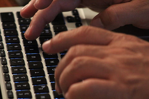 electrònica, ordinador, maquinari de l'ordinador, maquinari, teclat d’ordinador, teclat, persona, humà, orvieto, PC, MacBook, oficina, treballar, mans, dit, mà, ordinador de mà, xip electrònic, CPU, mòbil, tecnologia, tecnologia sense fils, equips informàtics, comunicació, mà humana, portàtil, connexió, part del cos humà, una persona, dit humà, persones reals, a l'interior, part del cos, usant portàtil, escriure, part de l’ordinador, clau d’ordinador, 5K, CC0, domini públic, lliure de regalies