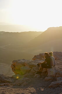uomo, seduta, pietra, accanto, donna, telecamera, nuvole, luce del giorno, deserto, nebbia, nebbioso, paesaggio, montagne, natura, persone, rocce, panoramico, cielo, persone reali, attività di svago, stili di vita, roccia, solido, scenics - natura, montagna, bellezza nella natura, roccia - oggetto, scena non urbana, uomini, la tranquillità, tramonto, acqua, copia spazio, all'aperto, coppia - relazione, 5K, CC0, dominio pubblico, privo di copyright