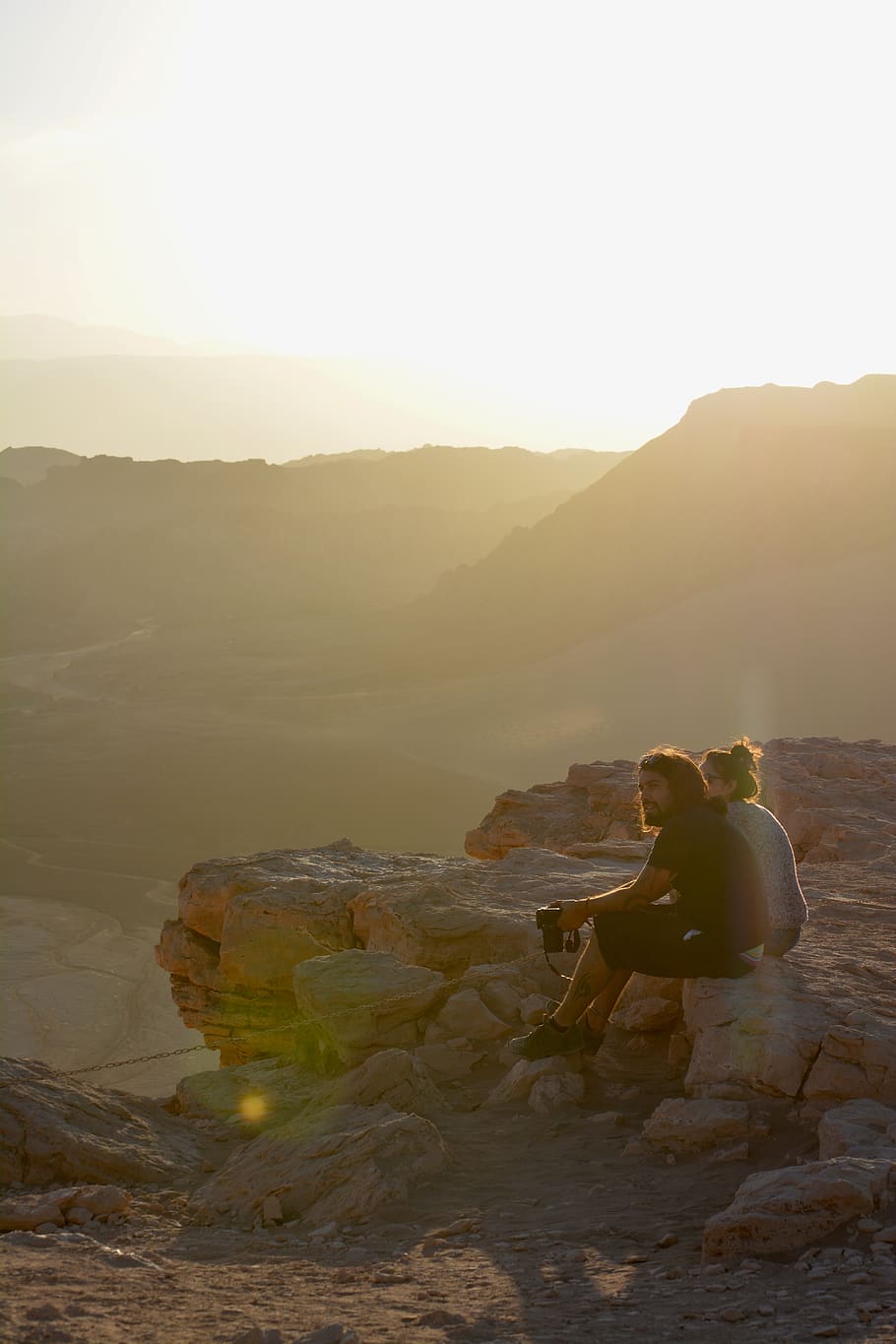 home, assegut, pedra, al costat, dona, càmera, núvols, la llum del dia, desert, boira, paisatge, muntanyes, naturalesa, gent, roques, escènic, cel, persones reals, activitat d'oci, estils de vida, rock, sòlid, escenics - natura, muntanya, bellesa a la natura, rock - object, escena no urbana, homes, tranquil·litat, posta de sol, aigua, còpia espai, a l'aire lliure, parella - relació, 5K