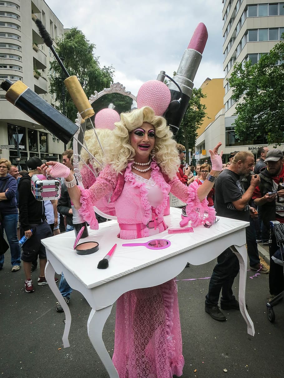 drag queen, trucco, vanità, spazzola, specchio, pettine, rosa, vestito, festa, bionda, rossetto, folla, persone, strade, persone reali, rappresentazione, architettura, città, stili di vita, esterno dell'edificio, gruppo di persone, struttura costruita, giorno, donne, attività di svago, colore rosa, persone accessorie, divertimento, strada, godimento, natura, pianta, uomini, all'aperto, 4K