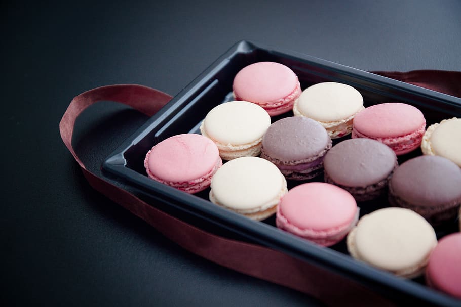 macarons, dolços, caramels, rosa, menjar, pastel, negre, fusta, taula, paquet, cinta, menjar i beguda, a l'interior, primer pla, cap gent, indulgència, elecció, natura morta, vista d’angle alt, color rosa, tir de l'estudi, gran grup d'objectes, variació, frescor, Caixa, contenidor, safata, caixa-contenidor, menjar dolç, temptació, xemeneia, 4K