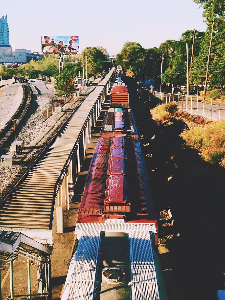 tog på tog, by, tog, jernbane, last, skygge, transportmidler, levere, sollys, transportere, USA, atlanta georgia, by-, blå, himmel, billboard, rust, urban scape, bygget struktur, arkitektur, træ, plante, bygning udvendig, dag, natur, ingen mennesker, retning, vejen frem, faldende perspektiv, udendørs, høj vinkel visning, transportform, jernbanetransport, jernbanespor, spore, 2K