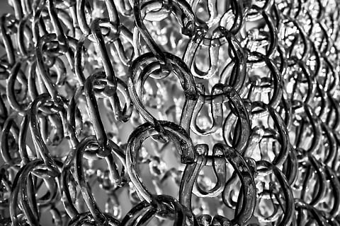 vidre, composició, transparent, patrons, llum, fons, ombra, cadena, corbes, marc complet, patró, primer pla, cap gent, a l'interior, disseny, textura, repetició, resum, forma, metall, color plata, enfocament selectiu, centrar-se en primer pla, vidre - material, brillant, aigua, detall, puresa, 5K, CC0, domini públic, lliure de regalies