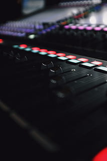 Hardware, elektronika, počítačový hardware, počítač, počítačová klávesnice, klávesnice, tapeta na zeď, Zvuk, show, kapela, fader, utěšit, prkno, etapa, obrazovka, monitor, Zobrazit, LCD obrazovka, sluchátka, řízení, umělecká kultura a zábava, selektivní zaměření, detail, technologie, uvnitř, svítí, nikdo, Černá barva, hudba, audio zařízení, Zařízení pro záznam zvuku, v řadě, noc, kontrolní panel, noční klub, noční život, osvětlovací zařízení, stůl, zvukový mixér, stiskněte tlačítko, 5K, CC0, veřejná doména, bez autorských práv