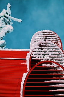 nevi, rosso, tetto, avvicinamento, foto, architettura, freddo, colore, costruzione, design, colpo basso angolo, modello, la neve, struttura, inverno, giorno, nessuno, natura, all'aperto, concentrarsi sulle conoscenze acquisite, temperatura fredda, modo di trasporto, Colore bianco, congelato, mezzi di trasporto, acqua, metallo, nave nautica, 5K, CC0, dominio pubblico, privo di copyright