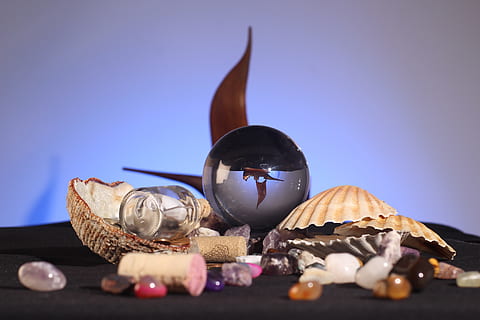 bodegón, barco, de cabeza, nessuno, in casa, avvicinamento, natura morta, conchiglia, cibo e bevande, girato in studio, cibo, tavolo, messa a fuoco selettiva, sfondo colorato, variazione, freschezza, scelta, sfera, metallo, grande gruppo di oggetti, animale, caramella, sfondo blu, 2K, CC0, dominio pubblico, privo di copyright