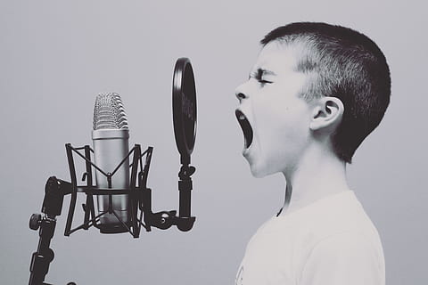 microfono, ragazzo, studio, urlando, urlare, cantare, cantando, bianco e nero, musica, giovane, bambino, espressione, esecutore, Audio, divertimento, maschio, cantante, caucasico, dispositivo di input, in casa, una persona, colpo alla testa, girato in studio, ritratto, detenzione, avvicinamento, maschi, analizzare, cercare, guardare, sfondo bianco, vista laterale, stili di vita, giovane adulto, uomini, ragazzi, bocca aperta, 5K, CC0, dominio pubblico, privo di copyright