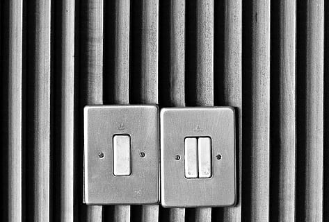dos, gris, panells de commutació, a l'interior, primer pla, cap gent, connexió, costat a costat, control, tecnologia, electricitat, funció de construcció de parets, natura morta, fons, patró, marc complet, metall, centrar-se en primer pla, comunicació, detall, repetició, interruptor, tecnologia sense fils, Font d'alimentació, 2K, CC0, domini públic, lliure de regalies